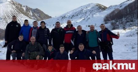 Футболният отбор Калабак Самуилово покори най високия връх в планината Беласица