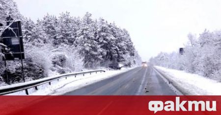 528 снегопочистващи машини обработват пътните настилки в районите със снеговалеж