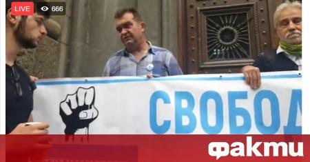Гражданско движение Боец се появи пред сградата на ЦИК Председателят