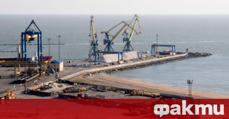 Кораб напусна украинското пристанище Мариупол за първи път откакто Русия