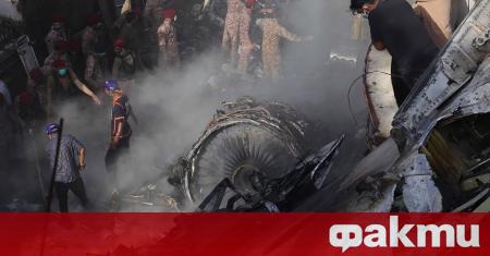 Изпод развалините в епицентъра на жестоката авиокатастрофа в Пакистан спасителите