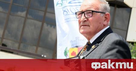 Министърът на отбраната Красимир Каракачанов награди футболната легенда Димитър Пенев