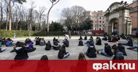 Учениците в Италия започнаха протест за връщане в класните стаи