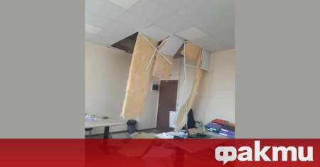 Срутил се е окаченият таван на бившето училище в село