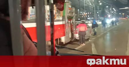 Трамвай и лек автомобил се сблъскаха тази вечер на столичния