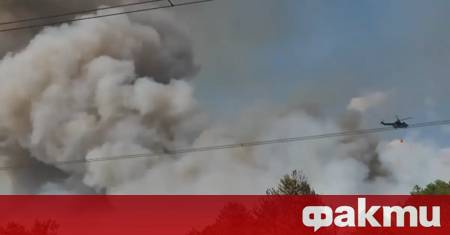 Евакуират екипите които се борят с огъня в района на