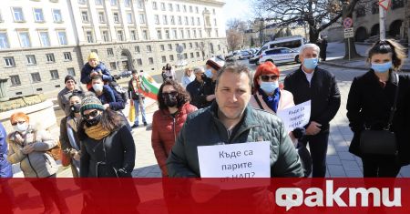 Представители на туристическия бранш излязоха на протест пред Министерския съвет
