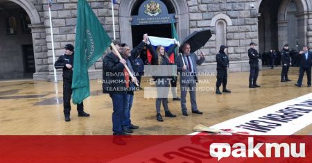 Граждани излязоха на протест пред Министерския съвет в София с