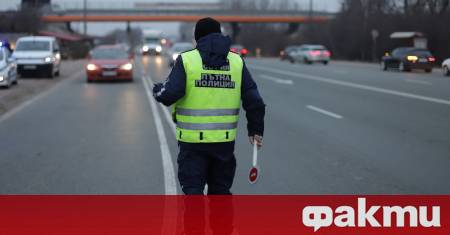 С автомобил под прикритие кръжащ полицейски дрон и устройство за