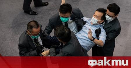 Седем продемократични депутати от местния парламент бяха задържани в Хонг