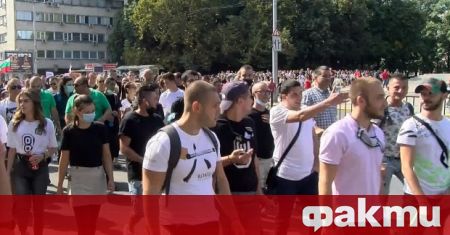 Не на мерките скандираха в Пловдив стотици собственици и работещи