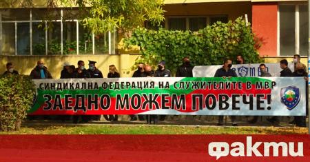 Десетки служители на МВР излязоха на протест и в Благоевград.