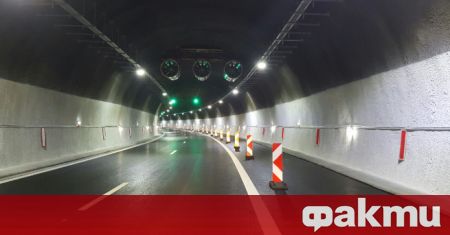 Движението в тунела Топли дол на автомагистрала Хемус в тръбата