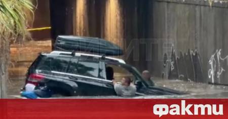 Наводнени са много улици образуваха се сериозни задръствания Пороен дъжд