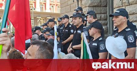 Полицай беше повален на земята по време на протеста срещу