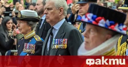 Принц Андрю беше заснет на кон в компанията на неизвестна