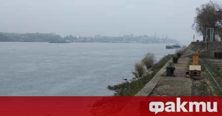 Кораб заседнал срещу град Свищов в румънската част на река