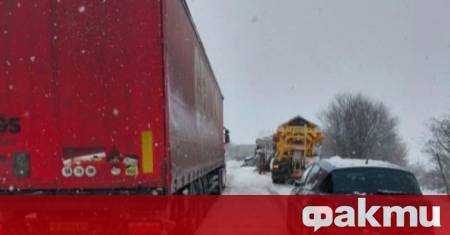 670 снегопочистващи машини обработваха настилките по републиканските пътища Трасетата се