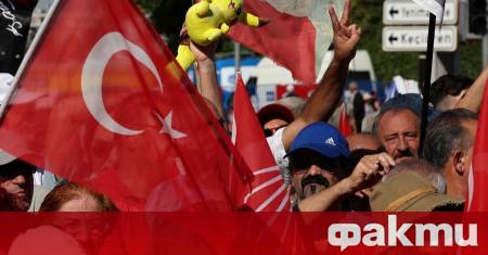 Най малко 50 000 души участваха в протест на основната опозиционна