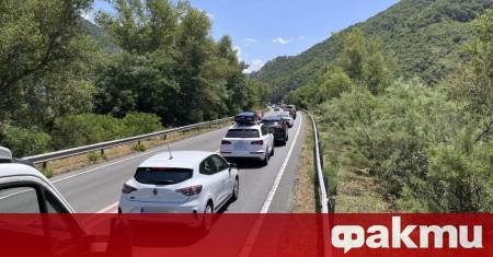 Близо 5 километрова колона от автомобили затруднява трафика на пътен възел