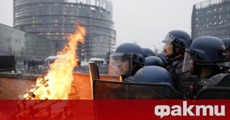 Кратки сблъсъци избухнаха между земеделците които протестират пред сградата на