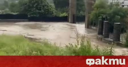 Обстановката в страната се усложнява след обилните валежи В село