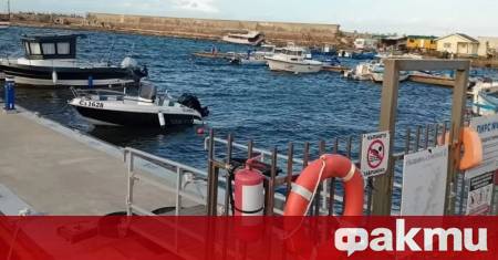 Туристическо корабче се е ударило в кейовата стена на пристанището