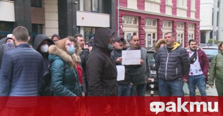 Пленумът на БСП в София започна с провокация и искане