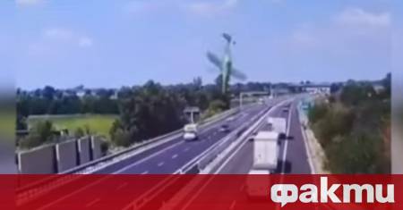 В Италия лек самолет се разби на оживена магистрала при
