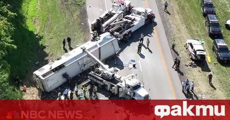 Туристически автобус излезе от пътното платно и се преобърна в