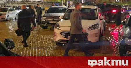 Депутати които бяха блокирани в парламента докато отвън се провеждаше