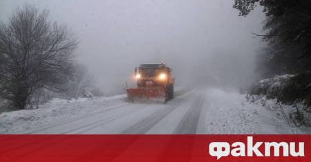 468 снегопочистващи машини обработват настилките по републиканските пътища Трасетата са