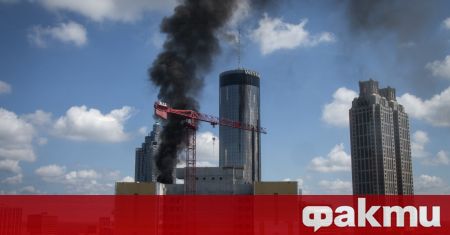 Пожар избухна на покрива на строящ се небостъргач в центъра