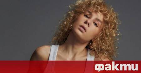 Със златно 18 каратово колие се изфука дъщерята на Румен Радев