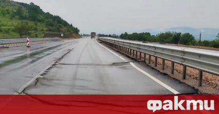 Пропаднала е настилката на новопостроен участък от автомагистрала „Европа” при