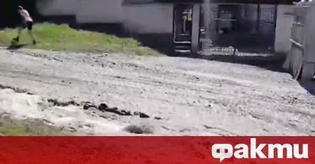 Багер спука магистрален тръбопровод причинявайки наводнение в столичния квартал Драгалевци