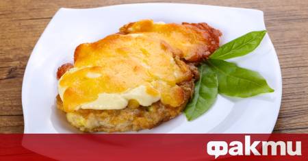 Необходими продукти 4 броя свински пържоли 300 г топено сирене