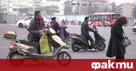 Осем души загинаха когато кола блъсна група хора каращи електрически