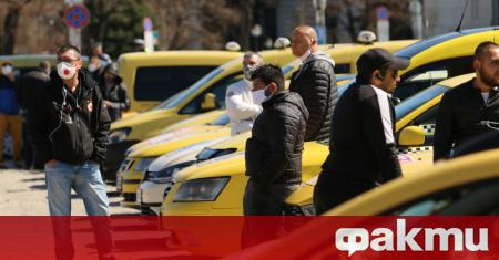 Таксиметрови шофьори протестираха в Пловдив пред сградата на Изпълнителна агенция