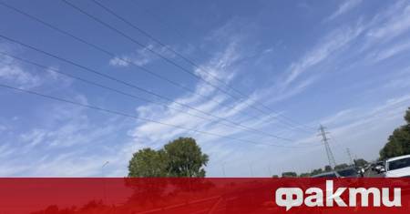 Два автомобила спрели в дясната лента блокираха движението на изхода