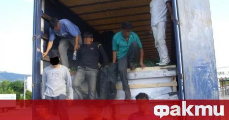 Полицаи са заловили видинчанин с микробус пълен с бежанци край