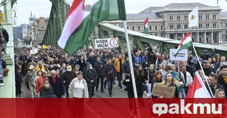 Десетки хиляди унгарци излязоха на протест в Будапеща срещу образователната