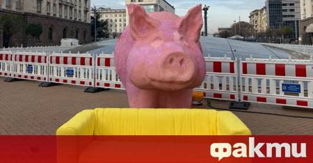 Продължаваме Промяната излязоха с интересна инсталация часове преди очаквания голям