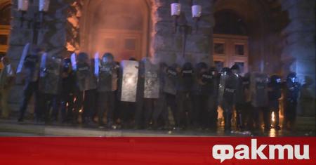 Ескалация на напрежението на протеста в София Протестиращи се опитаха
