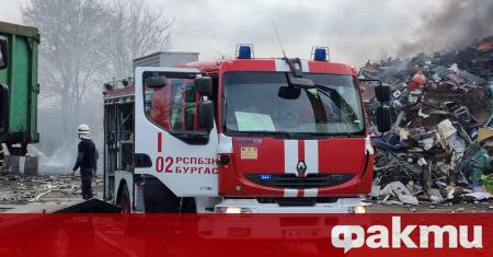 Пожар в стопански двор в Ихтиман горят и отпадъци Сигналът