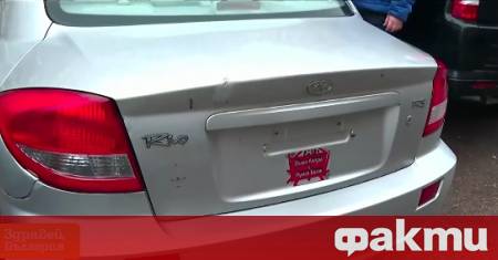 Мъж спа под колата си за да охранява регистрационните ѝ