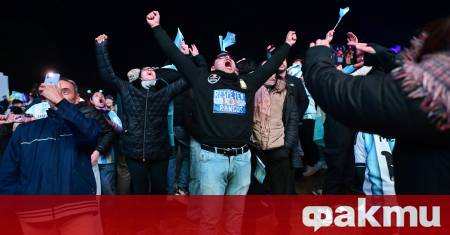 Фенове на националните отбори на Аржентина и Кабо Верде се