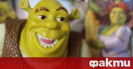 Филипинка се моли и кланя на статуетка на Шрек от