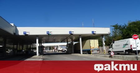 Обслужването на преминаващите МПС на ГКПП Гюешево спря след 9