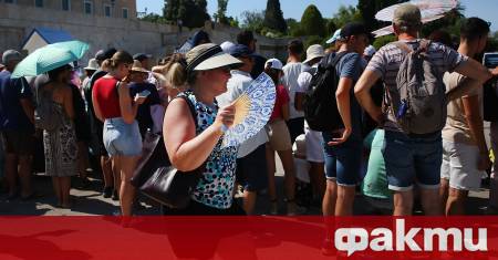 Работници спряха дейността си на открито а туристи търсеха убежище